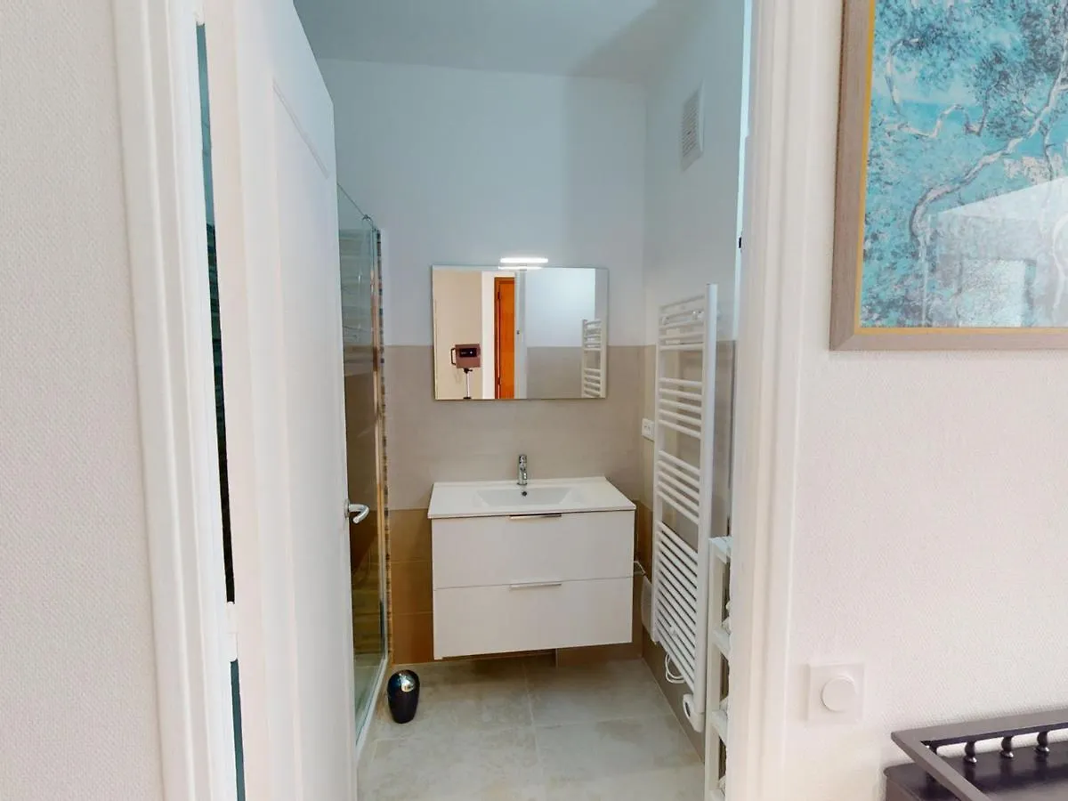 Superbe 2P Climatise Avec Terrasses, Garage Et Piscine, Face A La Mer. - Fr-1-196-222 Menton 0*,  France